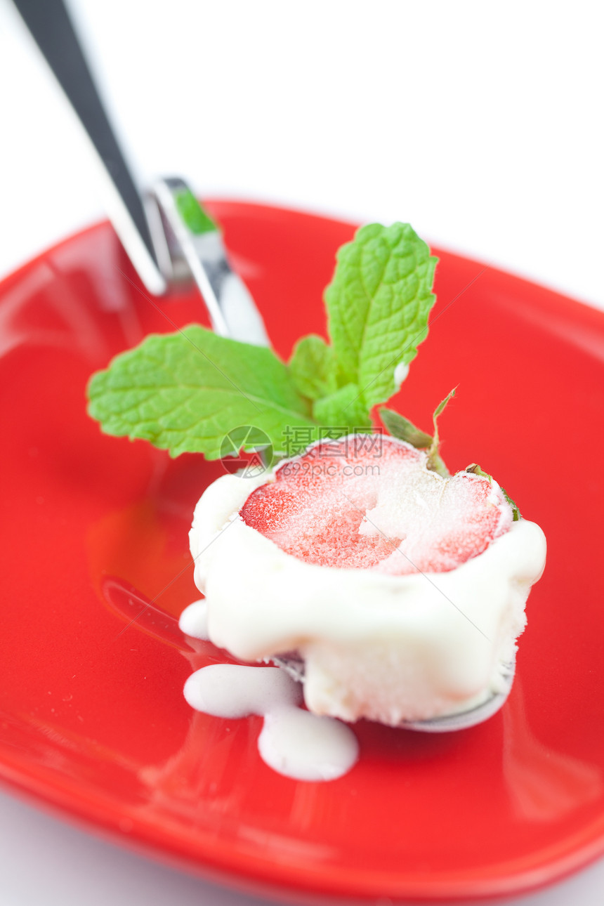 带薄荷和草莓的冰淇淋小吃乳白色格子卷曲杯子水果糖霜产品勺子鞭打图片