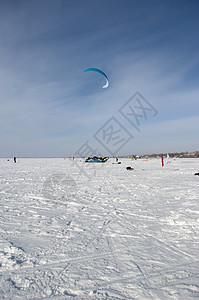 风筝滑雪冬季风筝冒险手雕衣服爱好滑雪天空飞行活动阳光乐趣背景