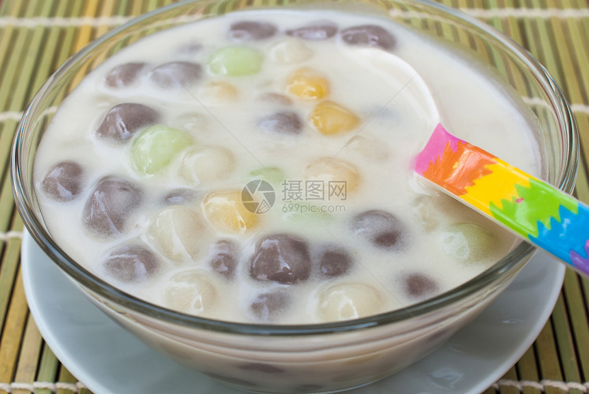 泰国甜点美食意向公园水果市场玻璃牛奶蜜饯糖浆芋头图片