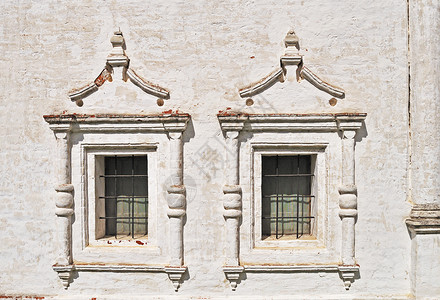 古老修道院的两扇旧窗户高清图片