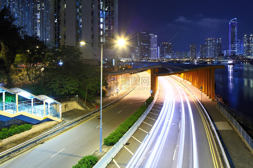 晚上在城市的路上霓虹灯高峰路灯时间交通城市生活红色运动道路场景图片