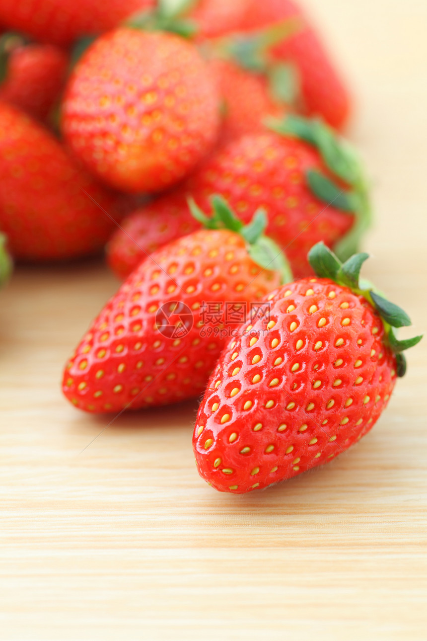 桌上的草莓收成季节性木头红色农场盘子饮食桌子浆果食物图片
