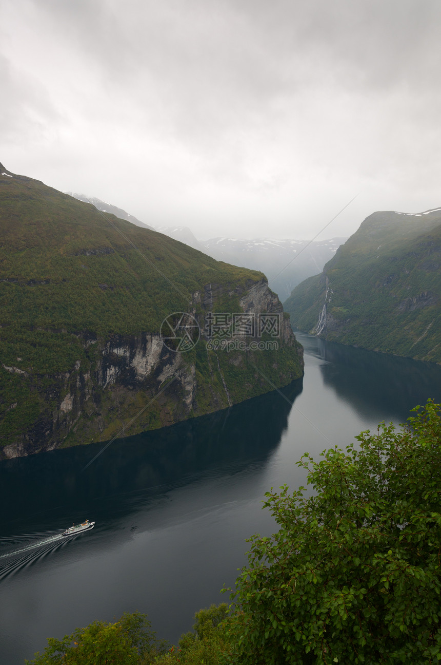 雨天的Geiranger峡湾景象图片