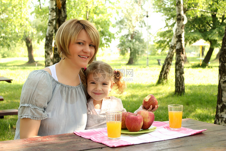 母亲和女儿的早餐图片