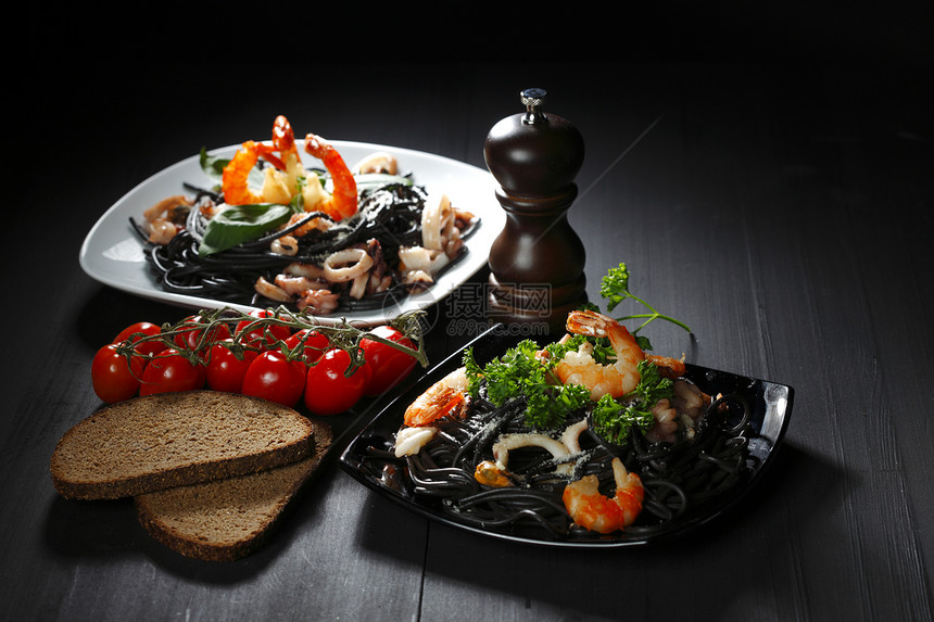 黑意面加海鲜大虾脚轮盘子叶子香料沙拉胡椒桌子美食餐厅图片