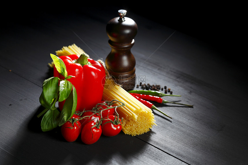 黑桌上的面食成分厨房饮食食物胡椒文化脚轮面条桌子美食草本植物图片