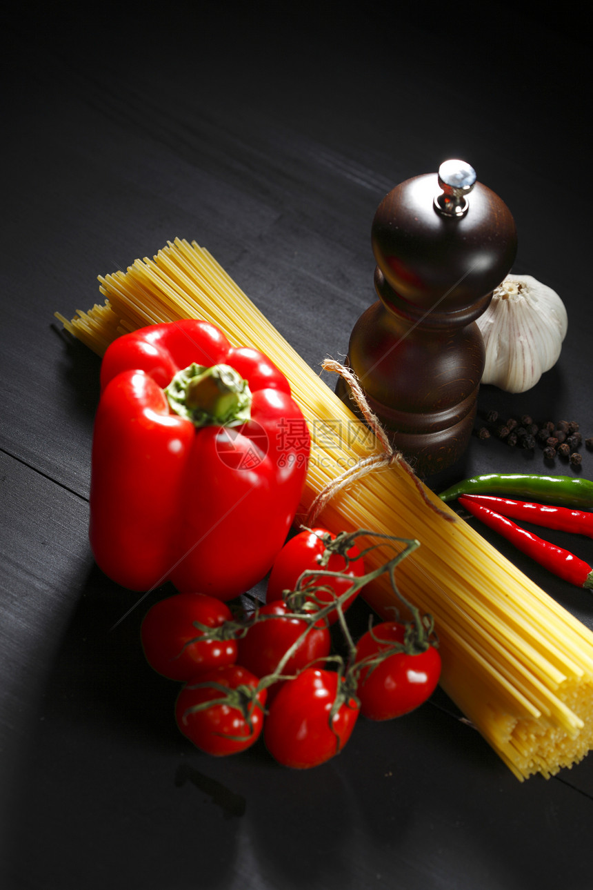 黑桌上的面食成分香料胡椒脚轮面条桌子文化蔬菜烹饪厨房饮食图片