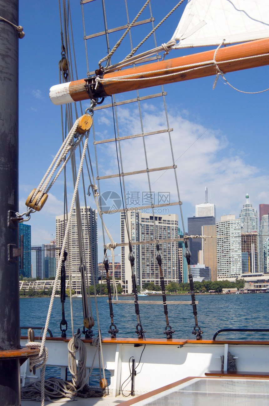 多伦多灰色天空桅杆索具波浪建筑摩天大楼巡航商业市中心图片