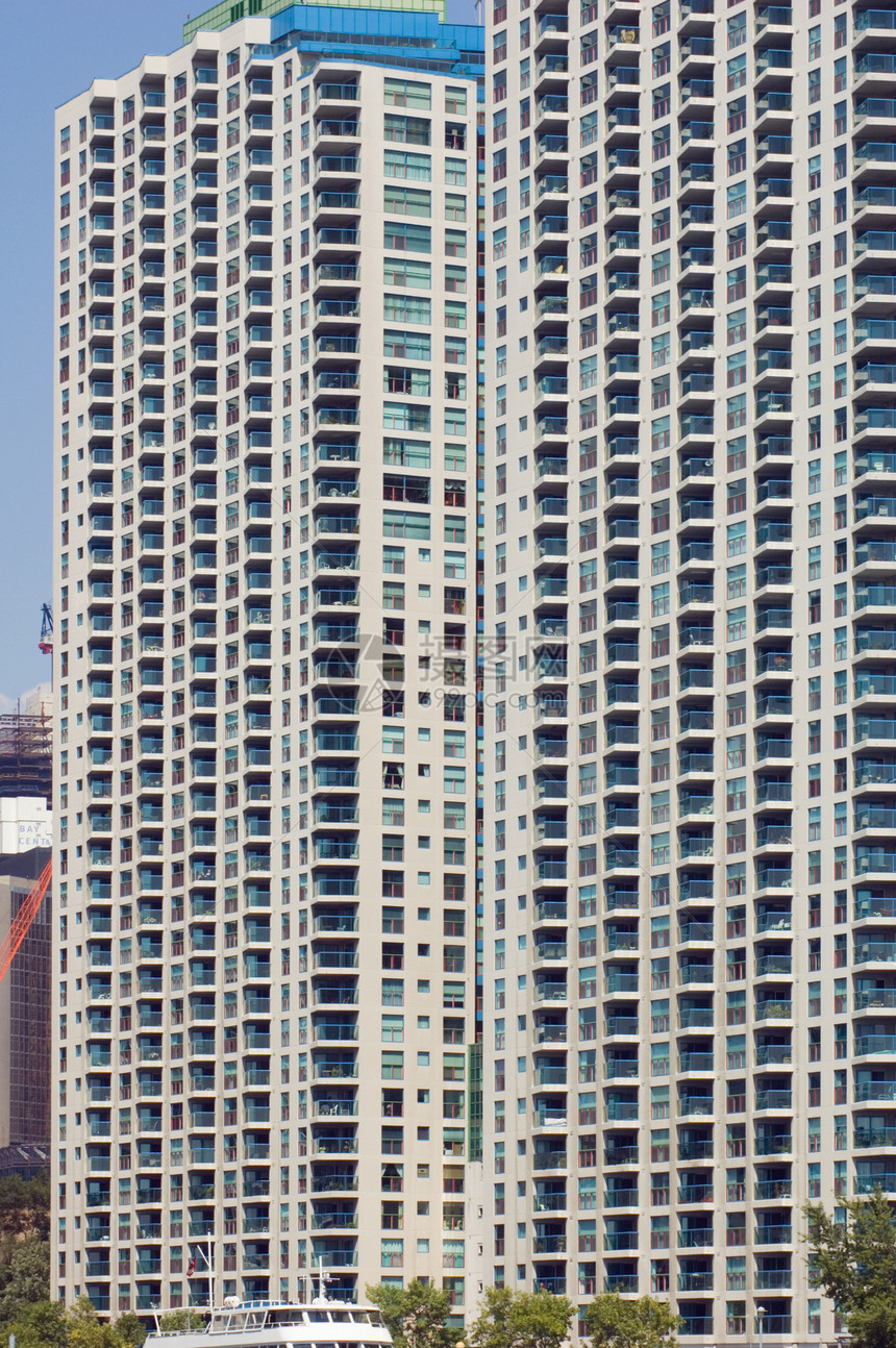 建筑物公寓城市化市中心建筑窗户高楼玻璃阳台城市蓝色图片