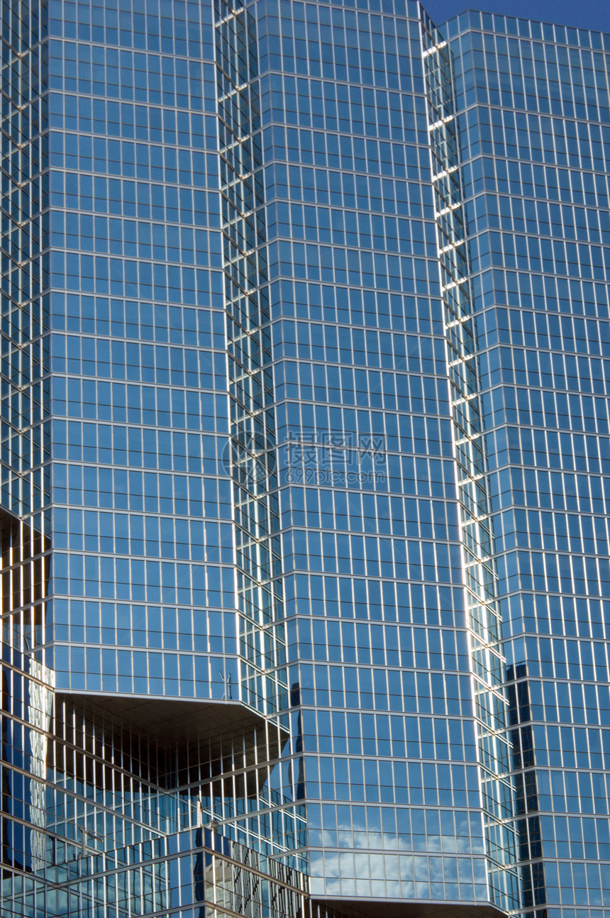 玻璃墙壁城市天空商业蓝色反射白色高楼建筑城市化市中心图片