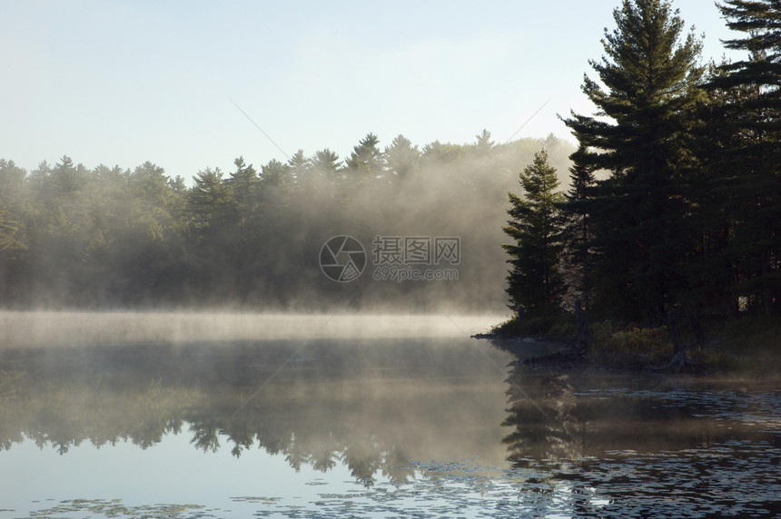雾镜子天空反射薄雾池塘日出图片