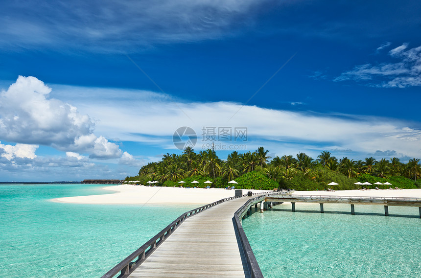 美丽的海滩和码头天空海洋奢华海岸线旅行平台蓝色风景热带假期图片