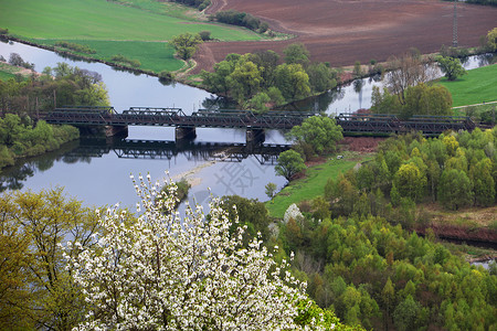 农村河桥梁和河流的景象背景