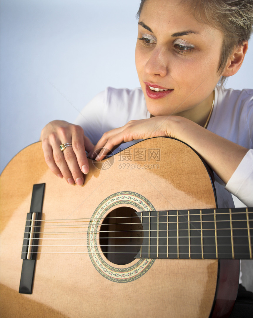 女人和吉他手金发头发仪器音乐音乐家情感爱好吸引力声学插头图片