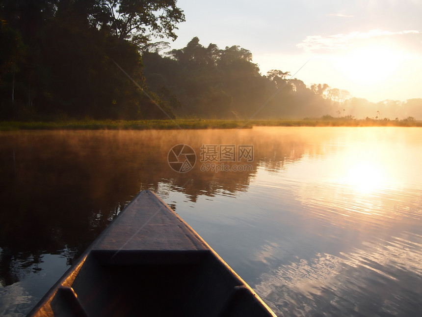 亚马逊雨林乘船日出图片