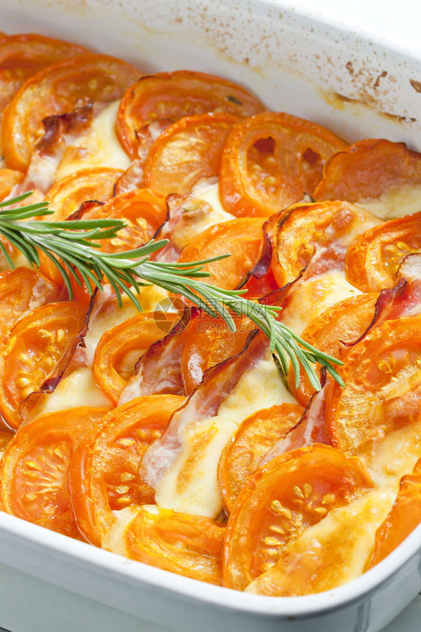 西红柿 配有奶油奶酪和潘士塔迷迭香熏肉蔬菜营养盘子美食静物食物图片