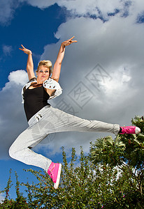 女孩跳舞运动金发体操健身房天空蓝色舞蹈乐趣背景图片