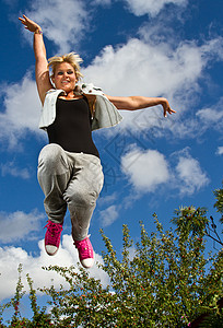女孩跳舞乐趣蓝色金发健身房天空舞蹈运动体操背景图片