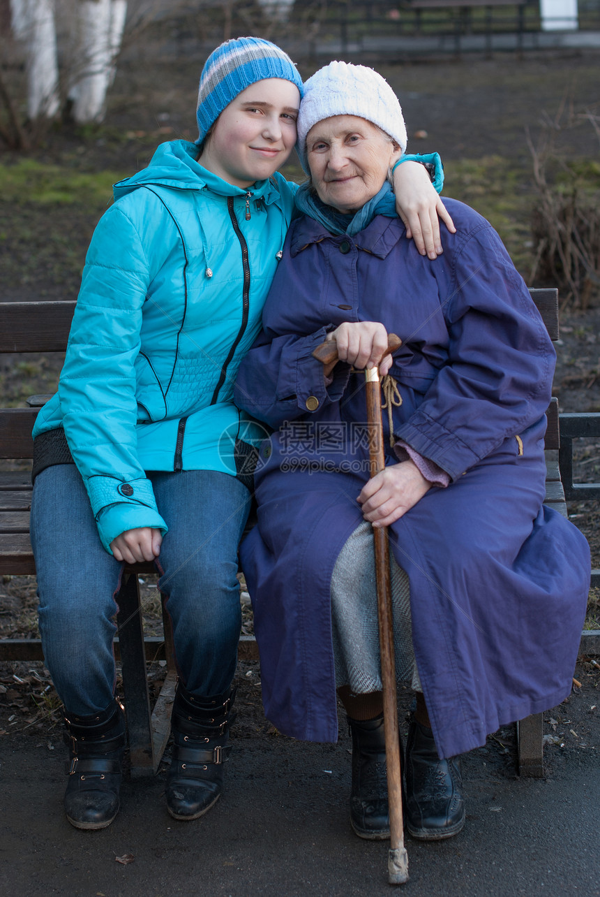 外祖母和孙孙女快乐孙女灰色亲热幸福父母蓝色友谊温暖祖母图片