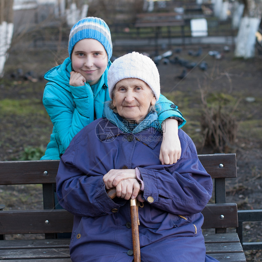 外祖母和孙孙女女性父母幸福友谊快乐蓝色拥抱祖母家庭老人图片