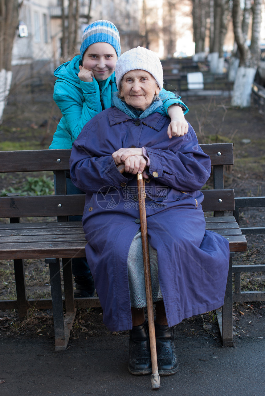 外祖母和孙孙女亲热家庭父母拥抱老人温暖肩膀灰色幸福孙女图片