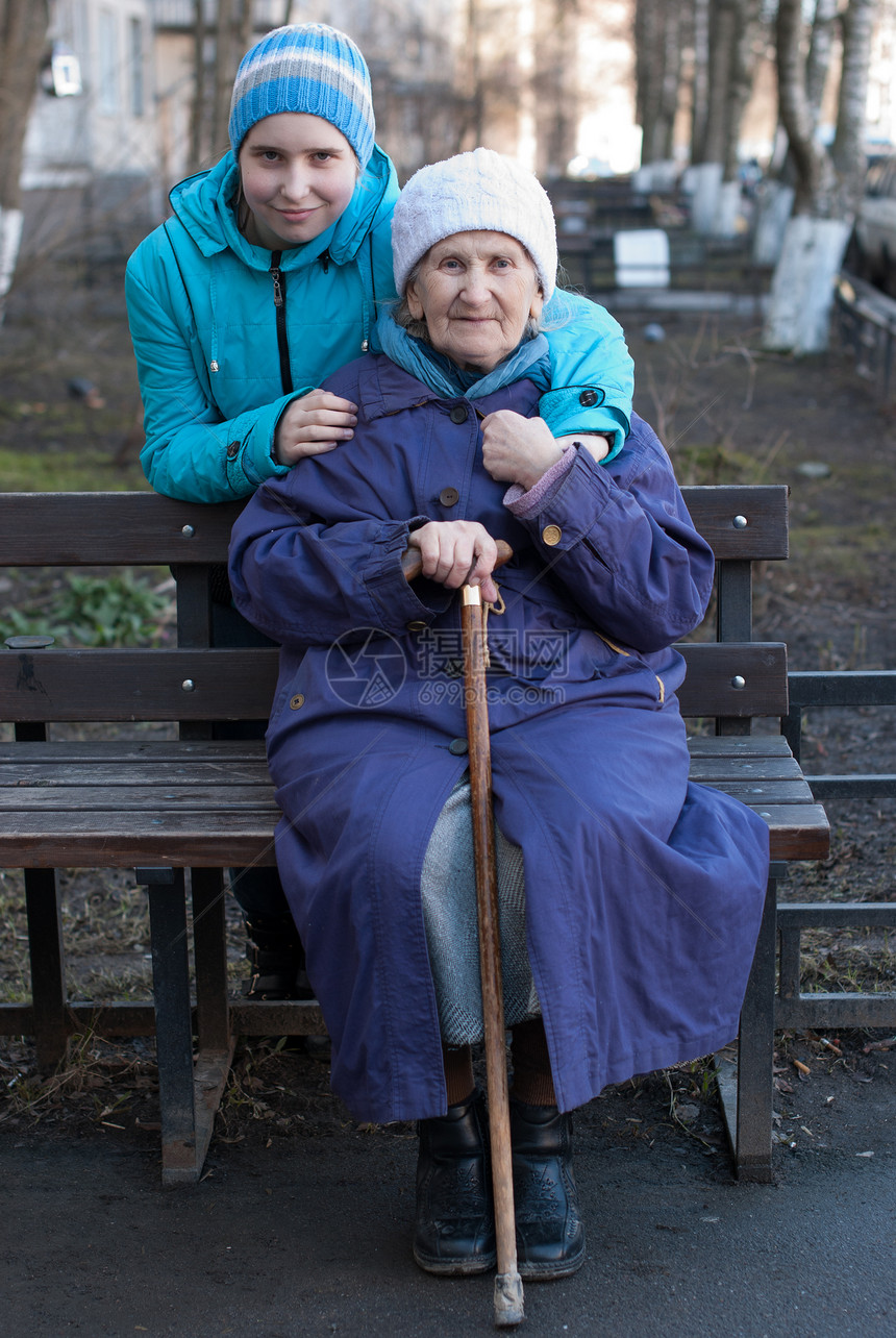 外祖母和孙孙女老人女性肩膀亲热灰色幸福友谊家庭快乐父母图片