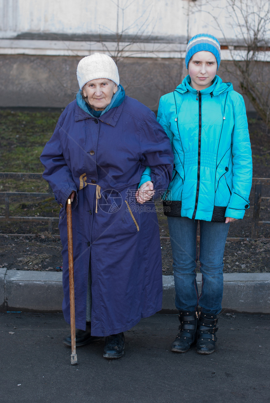 外祖母和孙孙女灰色温暖肩膀家庭父母孙女拥抱幸福友谊蓝色图片