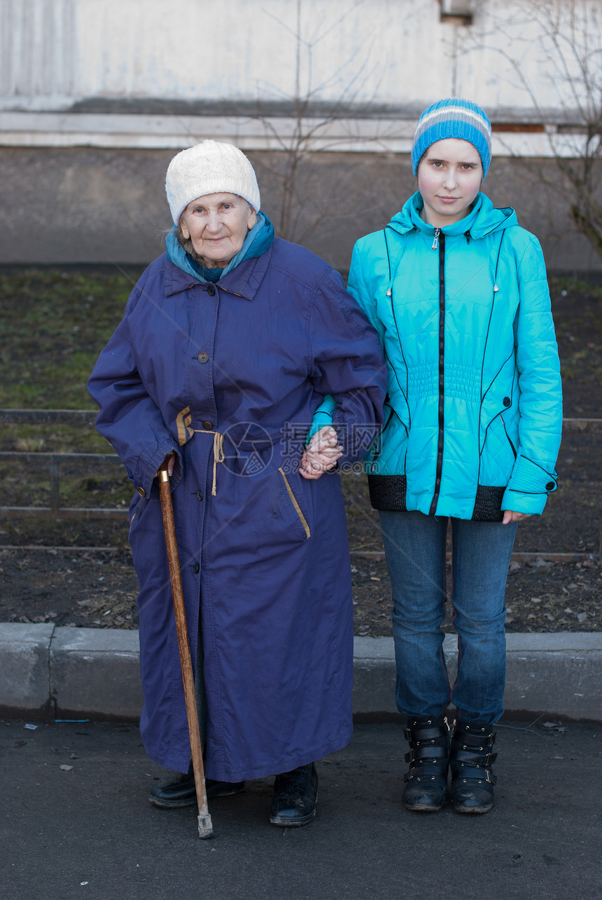 外祖母和孙孙女女性快乐祖母拥抱肩膀孙女蓝色家庭幸福老人图片
