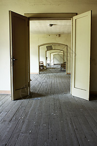 废弃学校的车道房间门厅地面木头通道圆弧背景图片