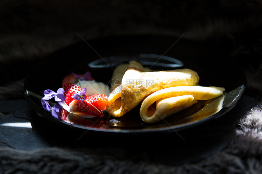 煎饼 草莓和奶油美食蔬菜盘子食物营养桌子饼子勺子水果甜点图片