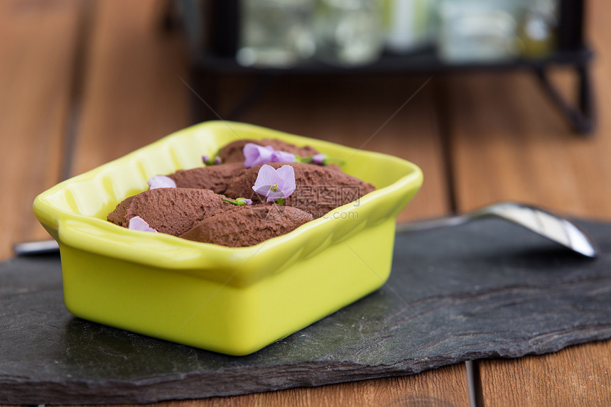 巧克力穆斯食物石板木头美食制品厨房桌子绿色陶瓷作品图片