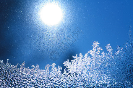 雪青色冰霜窗口火花农村霜花蓝色青色冻结水晶玻璃宏观窗饰背景