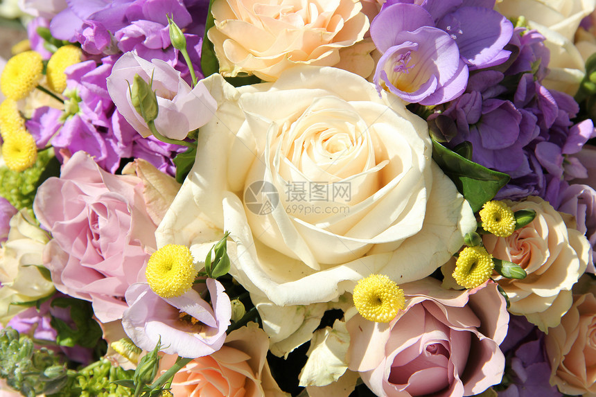 面贴结婚花束绿色植物群新娘装饰品作品玫瑰婚姻植物学紫色花朵图片