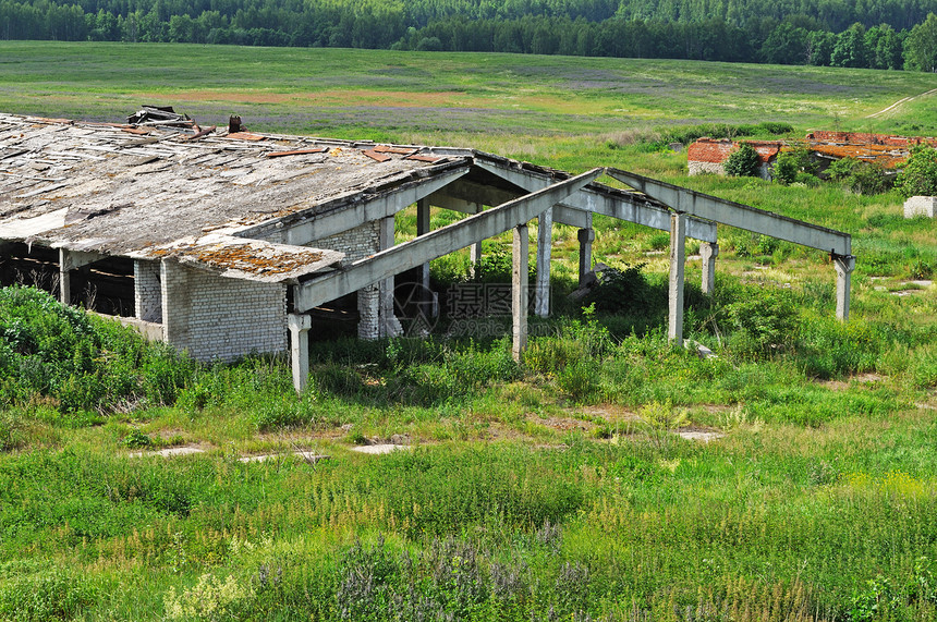 旧被废弃的被毁农场建筑图片