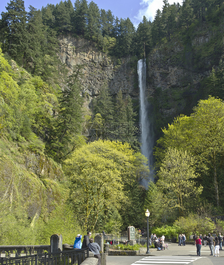 穆特诺马瀑布周日的访客和闲暇时间在俄勒冈州旅行家庭风景树木植被旅游植物峡谷天气悬崖图片