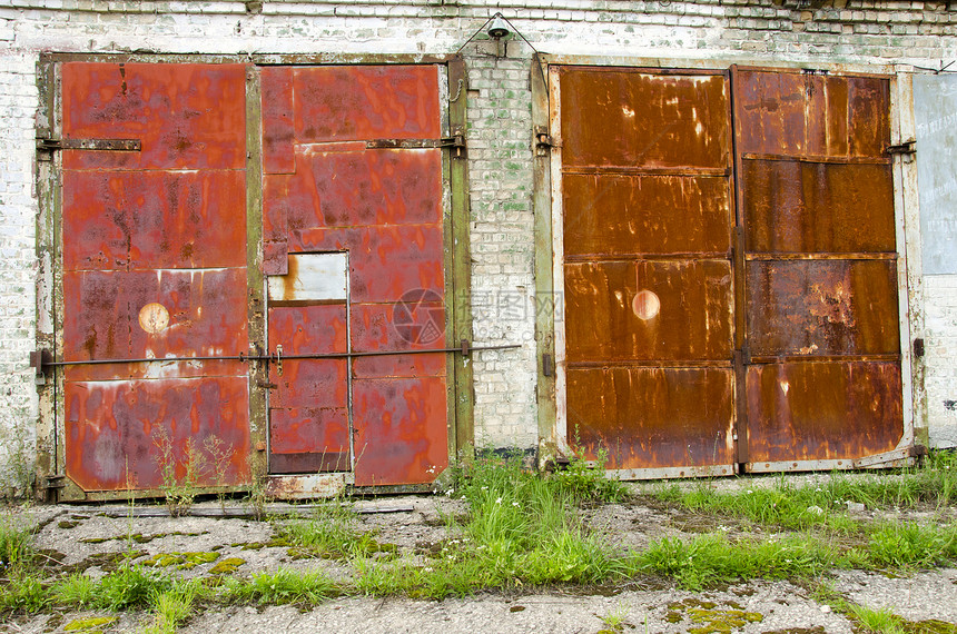 两扇旧的和生锈的车库门图片