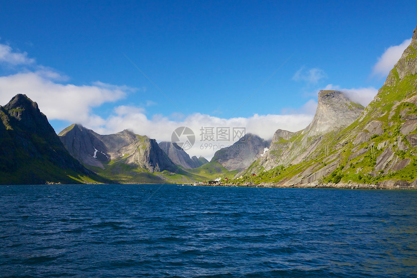 挪威湾晴天海岸海洋风景山脉蓝色悬崖山峰全景海岸线图片