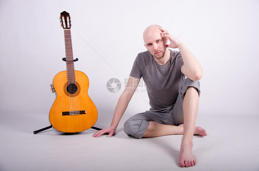 拿着吉他光秃秃的好人演员音乐岩石金属吉他手生活玩家流行音乐工作室摇杆图片