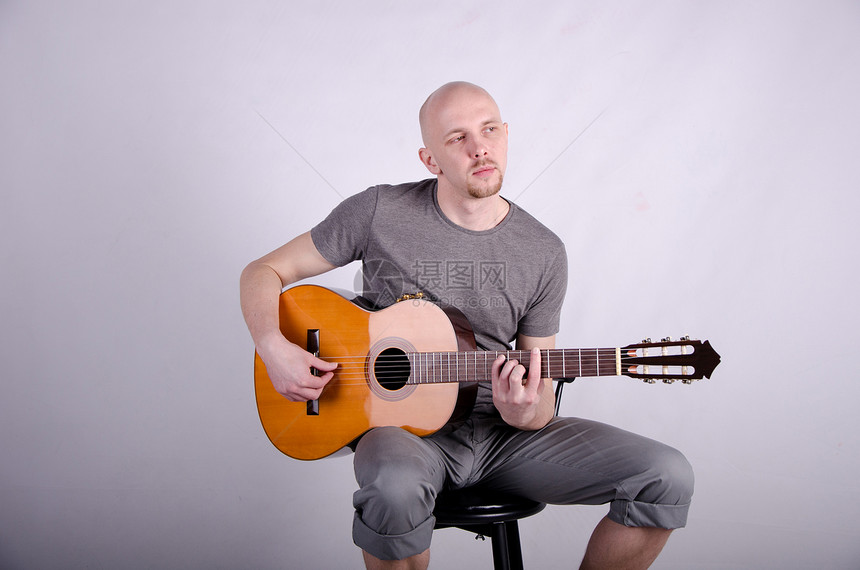 拿着吉他光秃秃的好人工作室玩家演员娱乐星星音乐家摇杆乐趣生活音乐会图片
