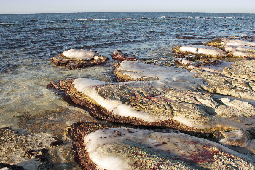 里海的冬岸寒冷波纹地平线岩石薄片冻结裂缝冷冻海滩水晶图片