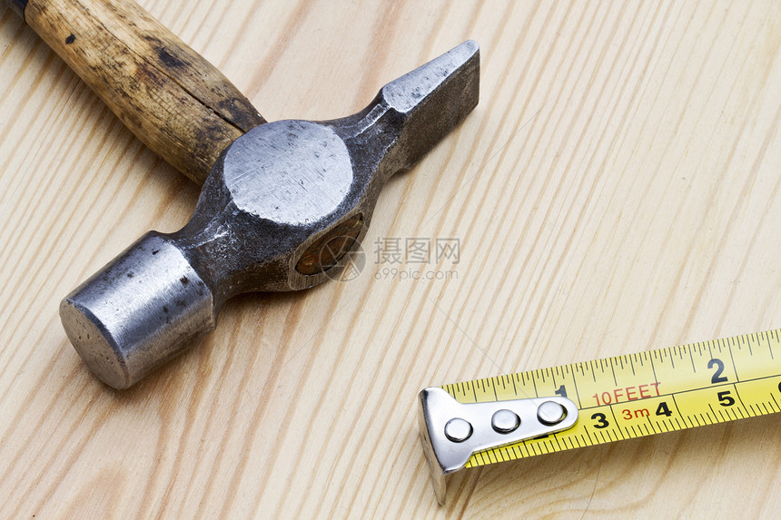旧锤子和磁带用量维修木匠工艺小路金属硬件白色工作木头项目图片