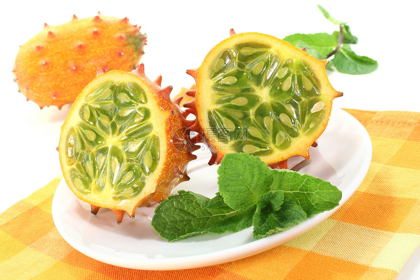 盘子上的西瓜角瓜情调黄色美味异国白色热带食物黄瓜水果图片
