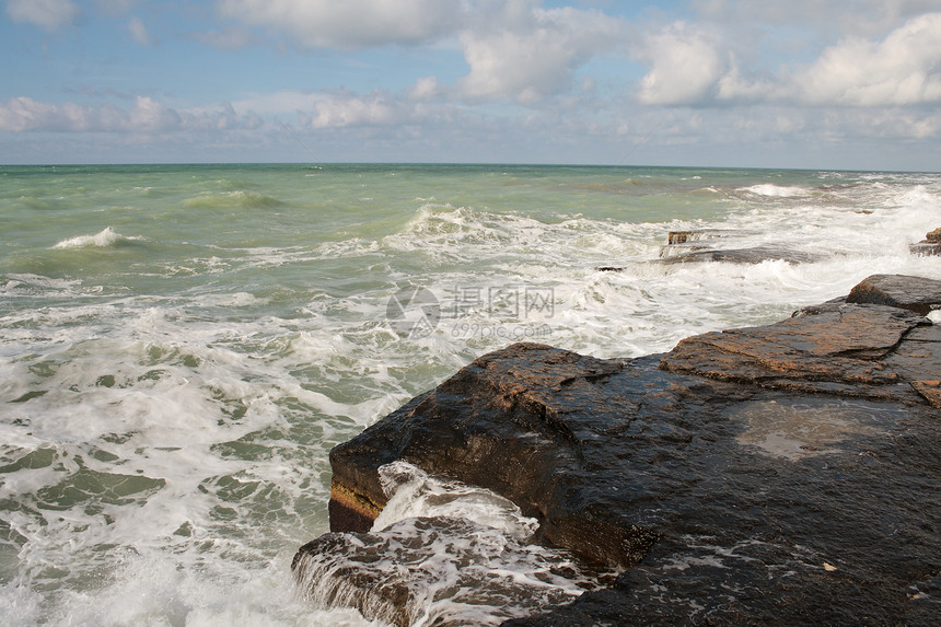 里海的海岸裂缝波纹桌面天气岩石海滩海浪地平线风暴寒冷图片