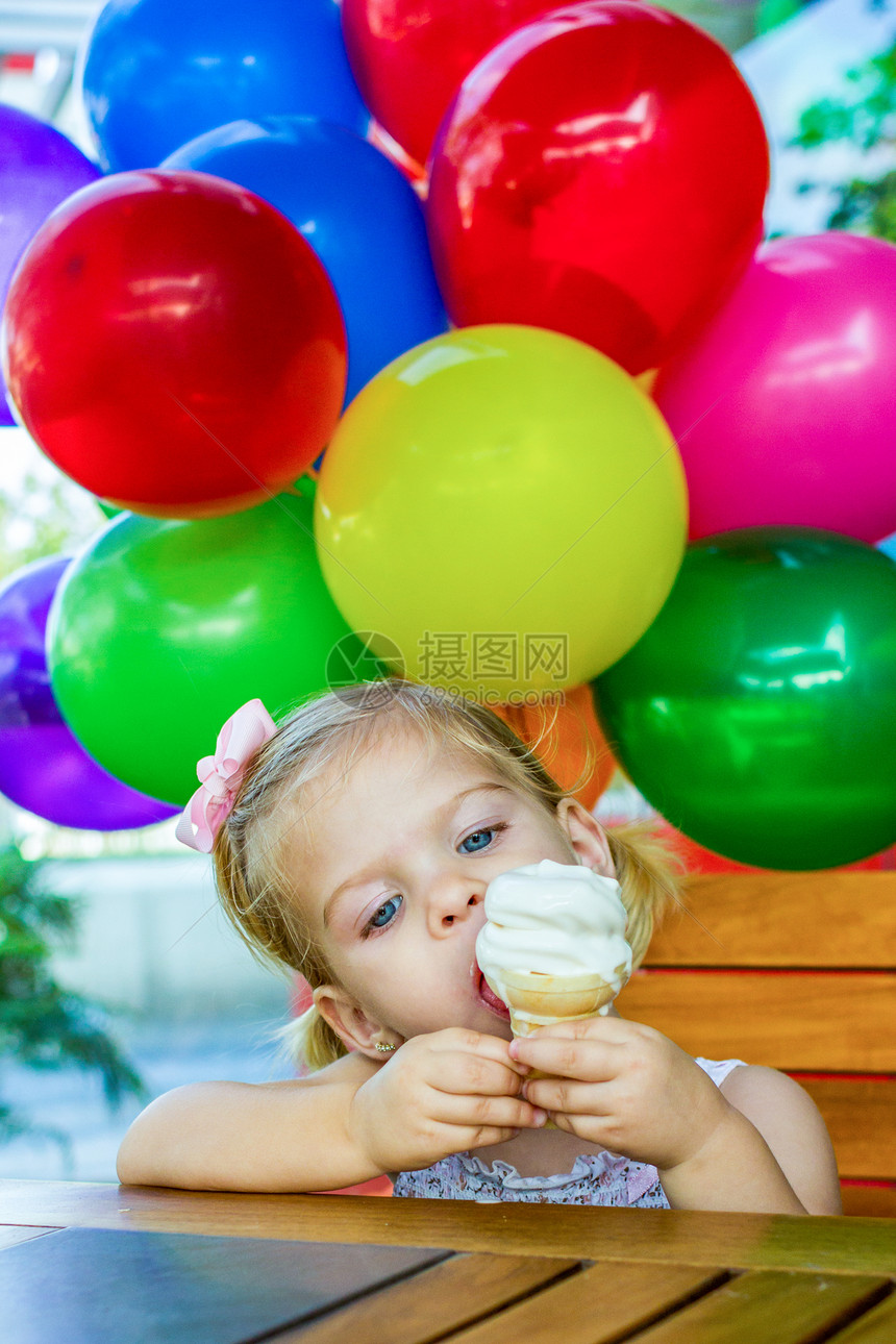 冰淇淋锥体甜点食物奶油孩子金发女郎女性气球小吃婴儿图片