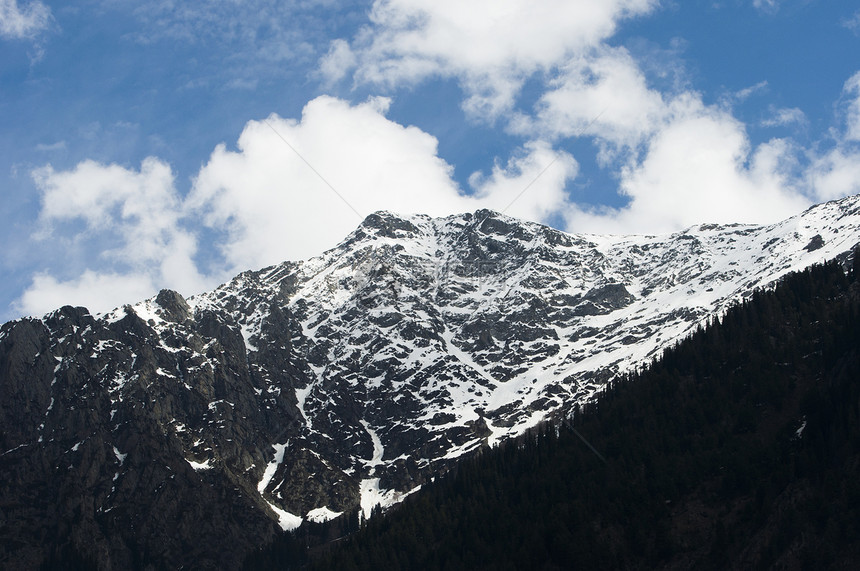 克什米尔Pahalgam山谷的雪覆盖山旅行游客图片