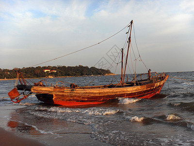 渔船沙滩海滩海浪背景图片