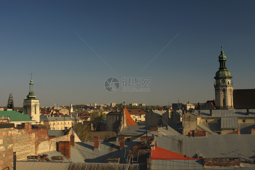 利沃夫老城的景象—— 这座城市的屋顶和伯纳德修道院图片