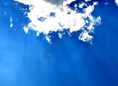 蓝色天空 有云彩和阳光照耀太阳射线白色太阳光线灰色背景图片