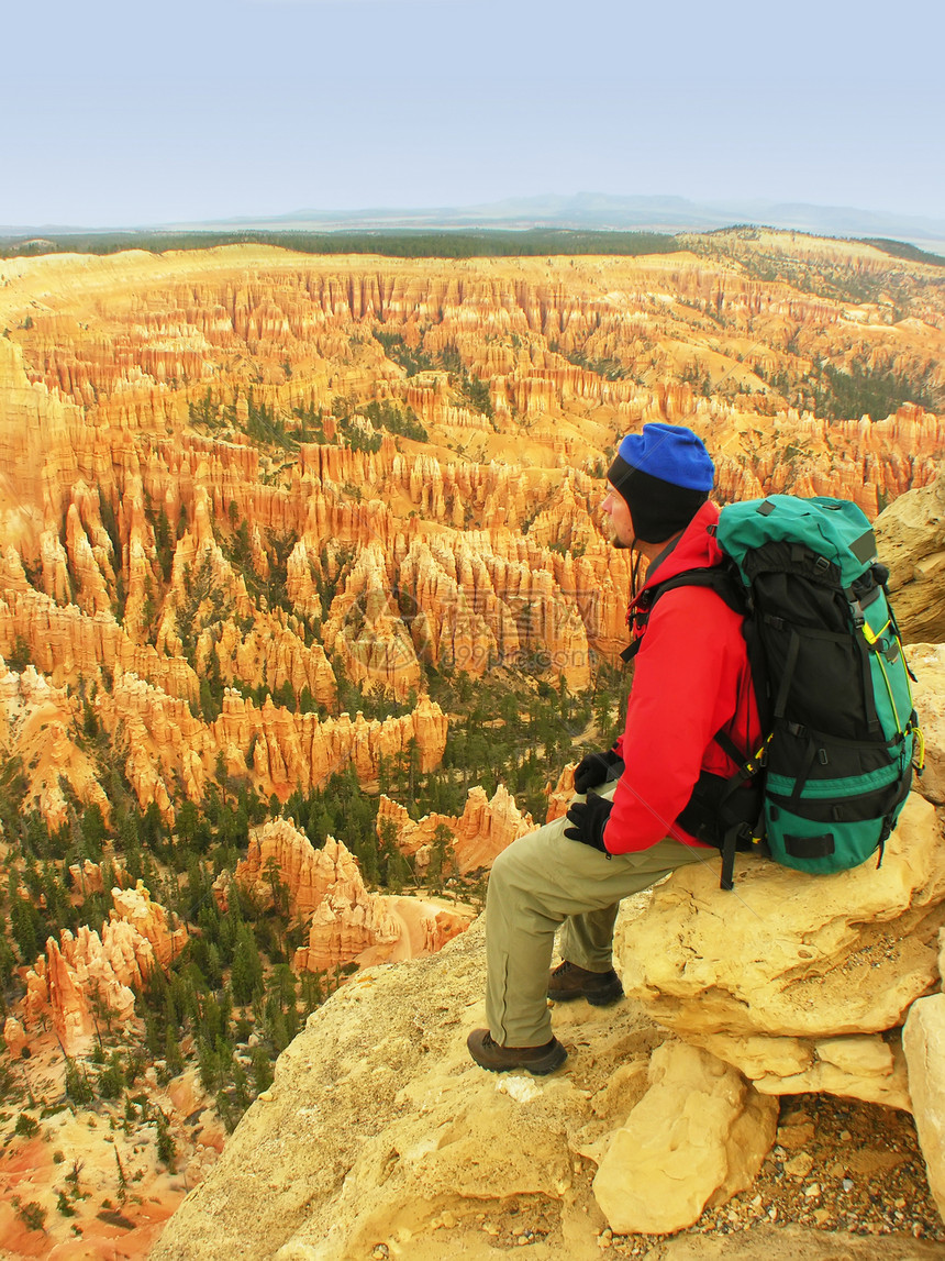休息在感应点的背包装机自由旅行悬崖地标巨石巅峰游客公园国家岩石图片