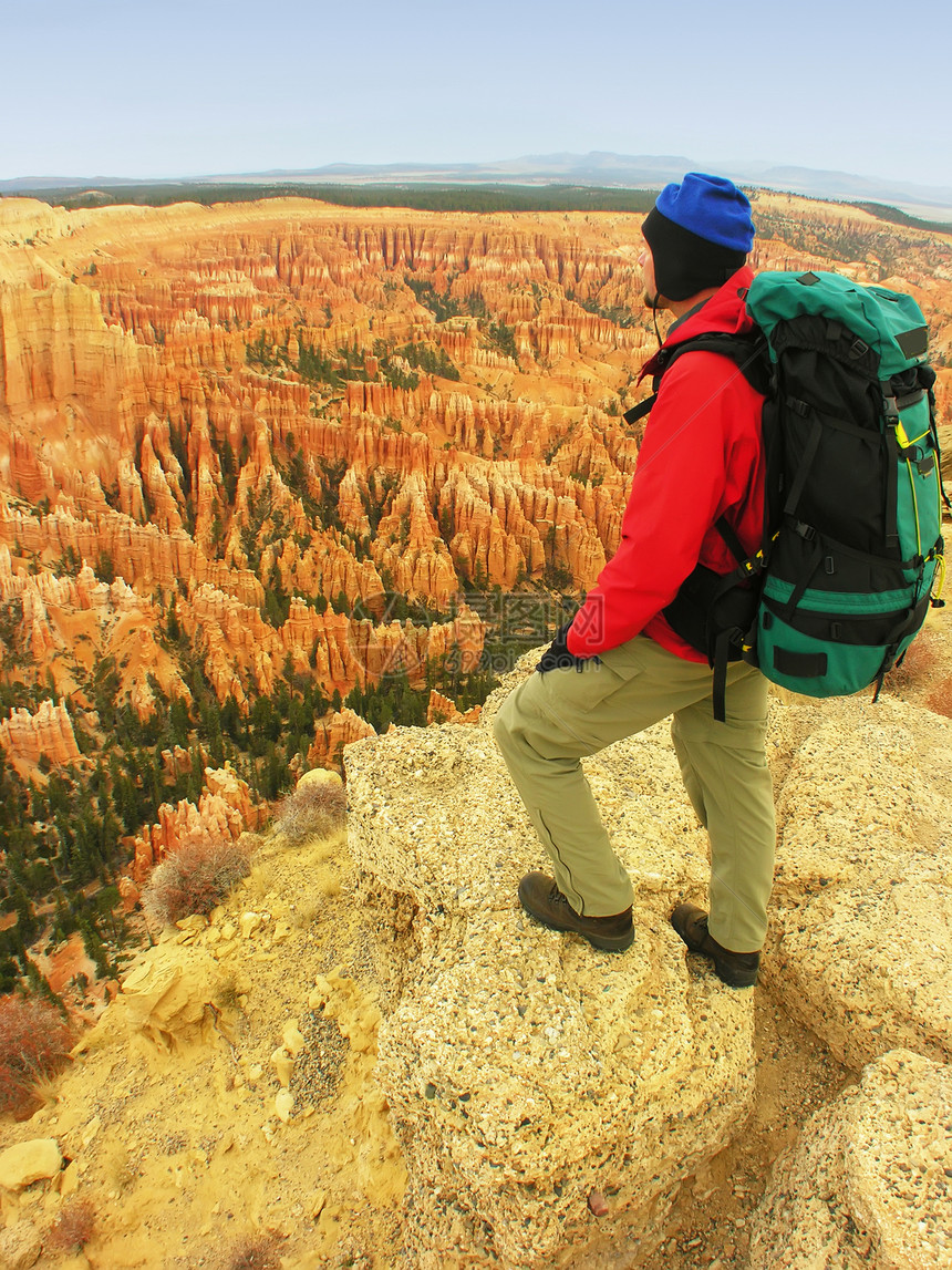 休息在感应点的背包装机公园巅峰旅行背包岩石悬崖地标地质学高原自由图片